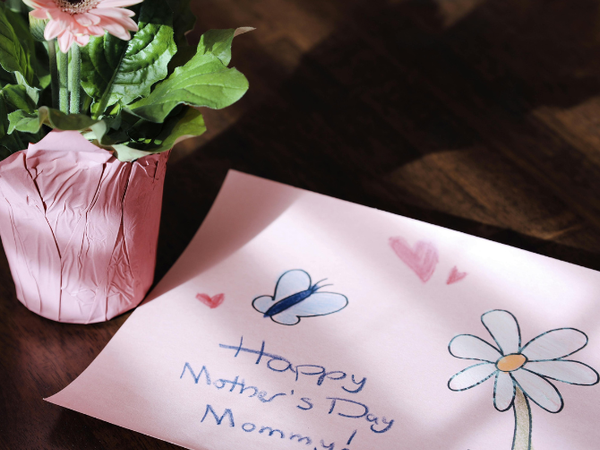 a flower vase and a happy mother's day letter with kid like hand writing and drawing